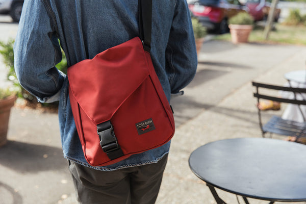 A person wearing a Medium Cafe Bag at a cafe